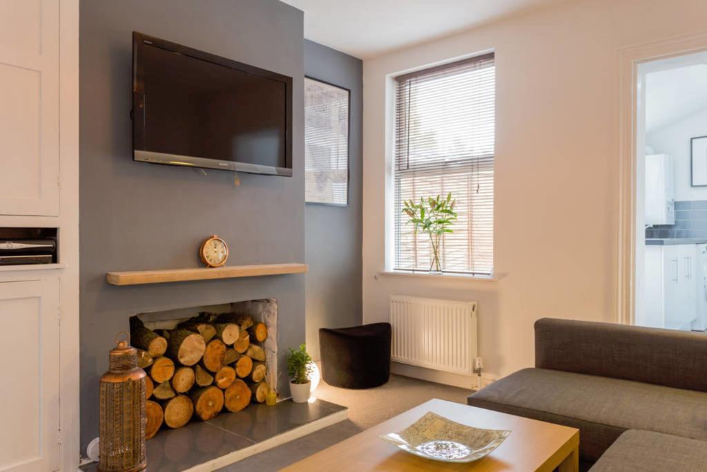 Ashton House - Stylish 2 Bedroom House, Close To Luton Town Center & Airport Bagian luar foto