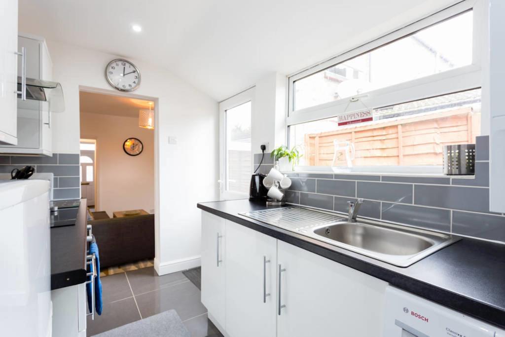Ashton House - Stylish 2 Bedroom House, Close To Luton Town Center & Airport Bagian luar foto