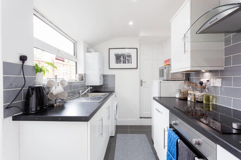 Ashton House - Stylish 2 Bedroom House, Close To Luton Town Center & Airport Bagian luar foto