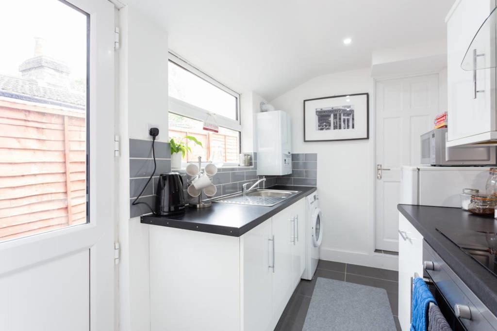 Ashton House - Stylish 2 Bedroom House, Close To Luton Town Center & Airport Bagian luar foto