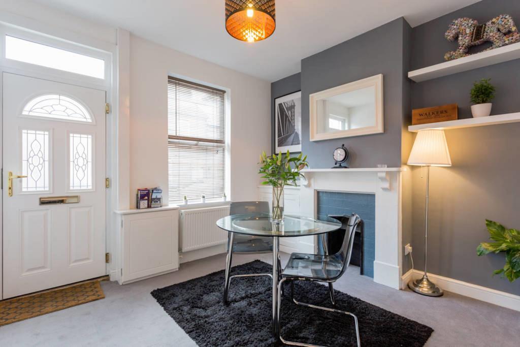 Ashton House - Stylish 2 Bedroom House, Close To Luton Town Center & Airport Bagian luar foto